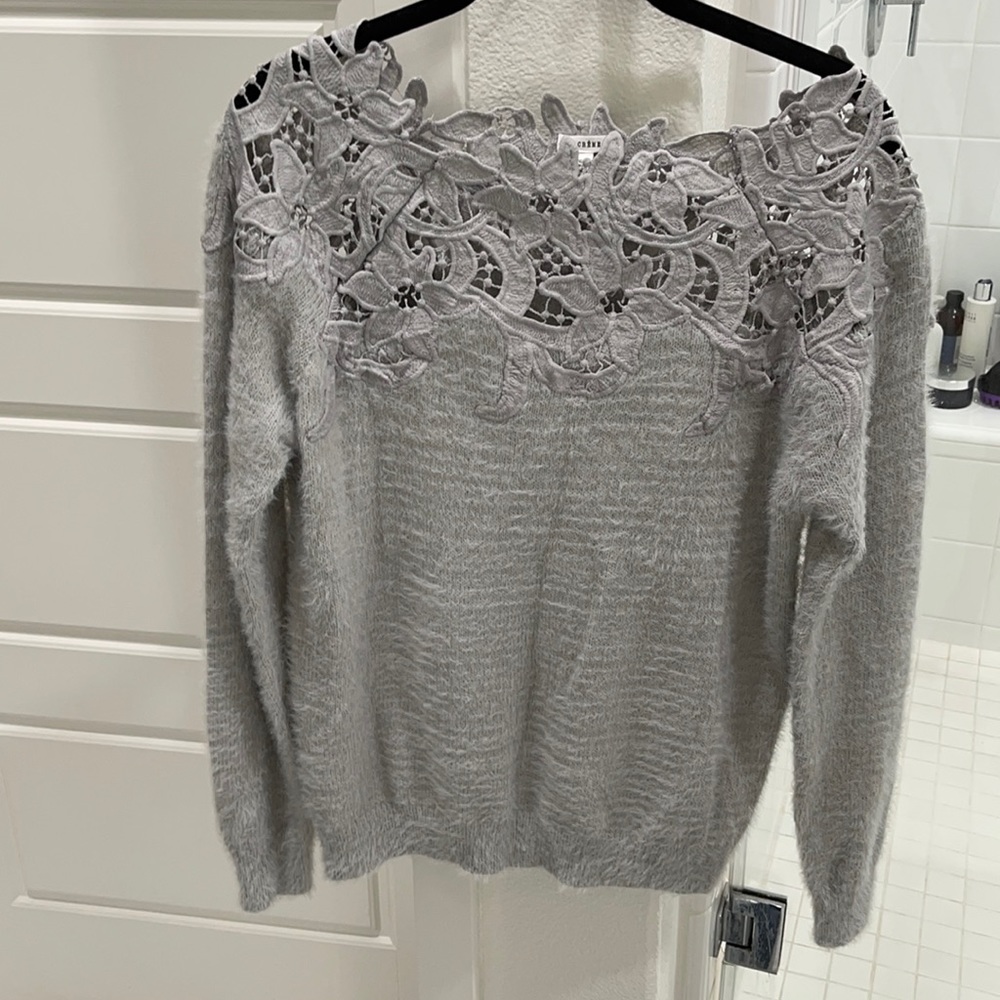 En creme s/m off the shoulder sweater